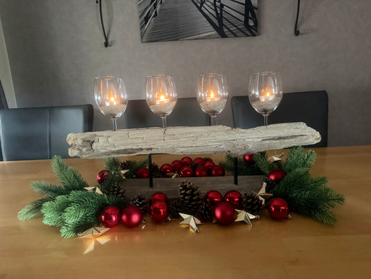 Handgefertigtes Treibholz-Adventsgesteck „Küstenadvent Winterhafen“ aus Ostsee-Treibholz mit vier Weingläsern und Ostseesand – weihnachtlich dekoriert und leuchtend.
