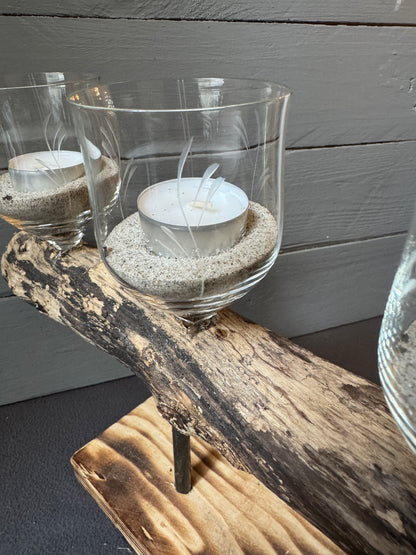 Detailansicht des Glases des maritimen Treibholz-Adventsgestecks „Küstenadvent Winterzauber“ aus Schleswig-Holstein.