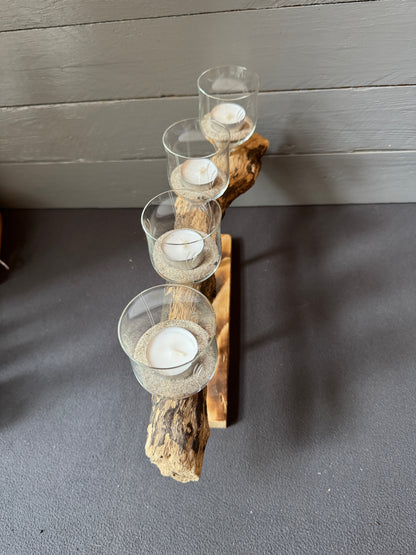 Draufsicht des maritimen Treibholz-Adventsgestecks „Küstenadvent Winterzauber“ aus Schleswig-Holstein.