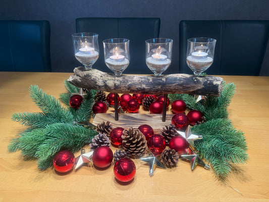 Handgefertigtes Treibholz-Adventsgesteck „Küstenadvent Winterzauber“ aus Ostsee-Treibholz mit vier Weingläsern und Ostseesand – leuchtend und weihnachtlich dekoriert.