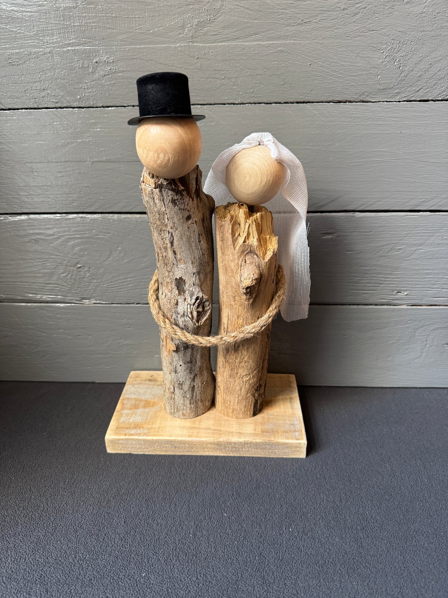 Handgefertigtes Treibholz-Brautpaar „Küstenversprechen“ aus Ostsee-Treibholz mit Zylinder und Schleier – Vorderansicht.