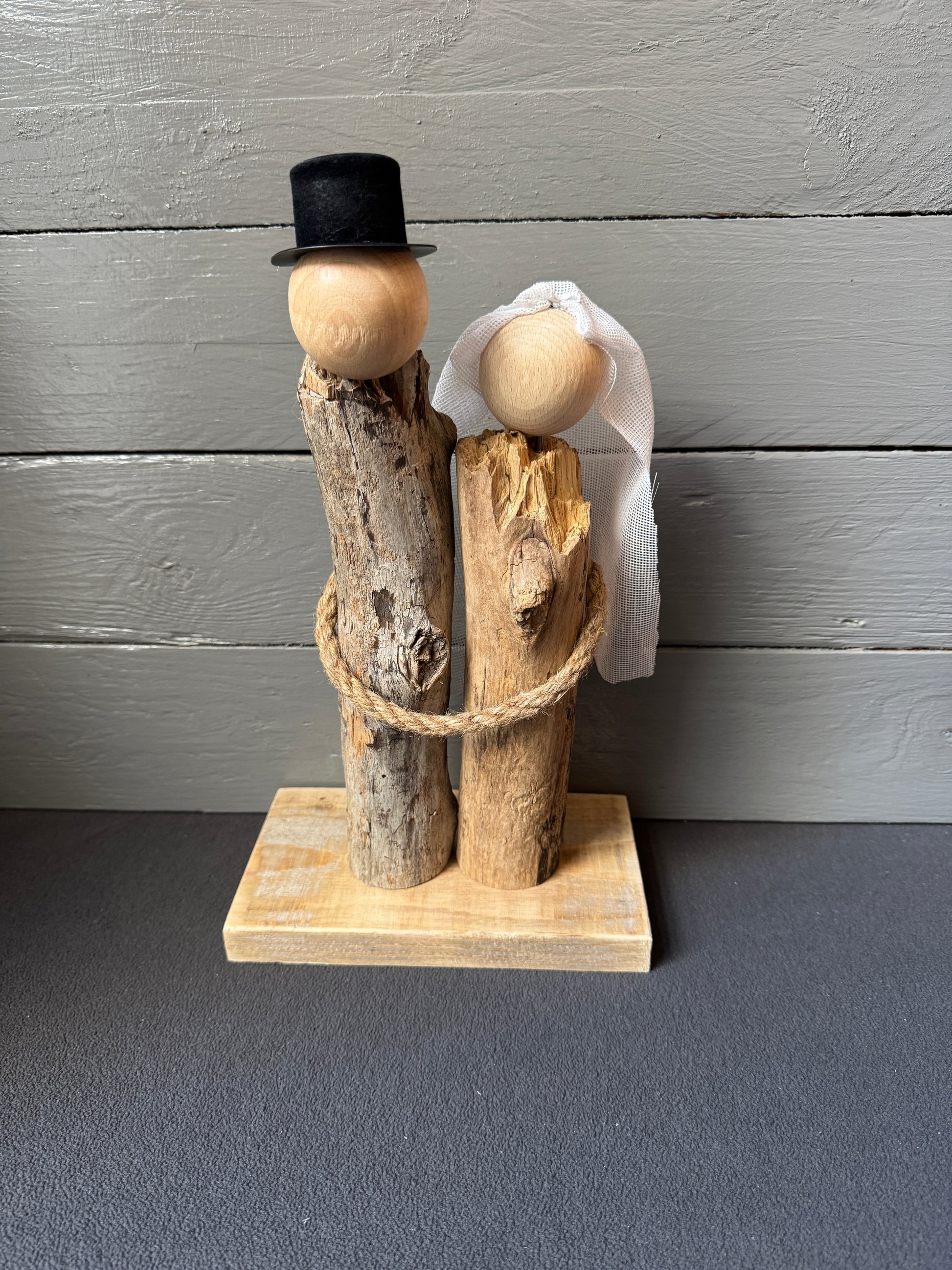 Handgefertigtes Treibholz-Brautpaar „Küstenversprechen“ aus Ostsee-Treibholz mit Zylinder und Schleier – Vorderansicht.
