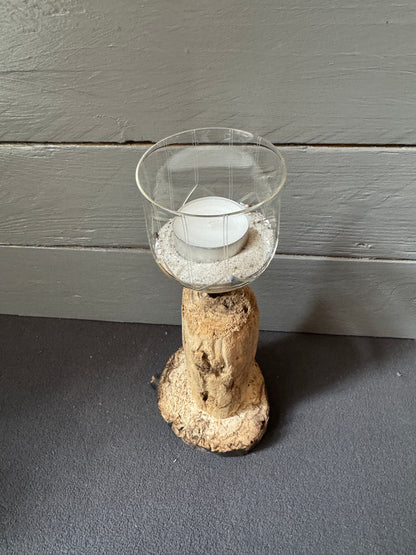Maritime Tischdekoration mit Treibholz und Kerzenlicht
