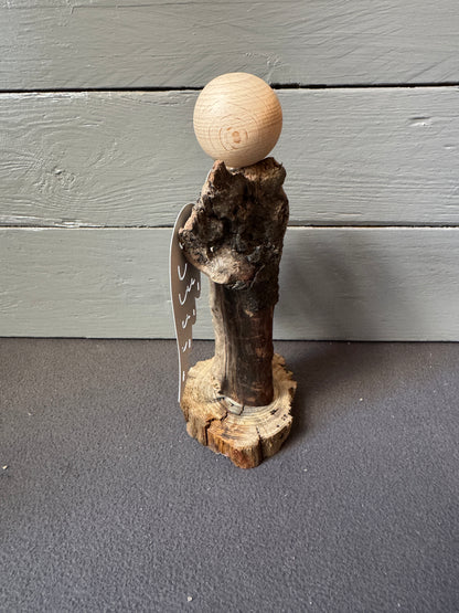 Detailansicht von Engel Uriel aus naturbelassenem Treibholz mit weißen Flügeln