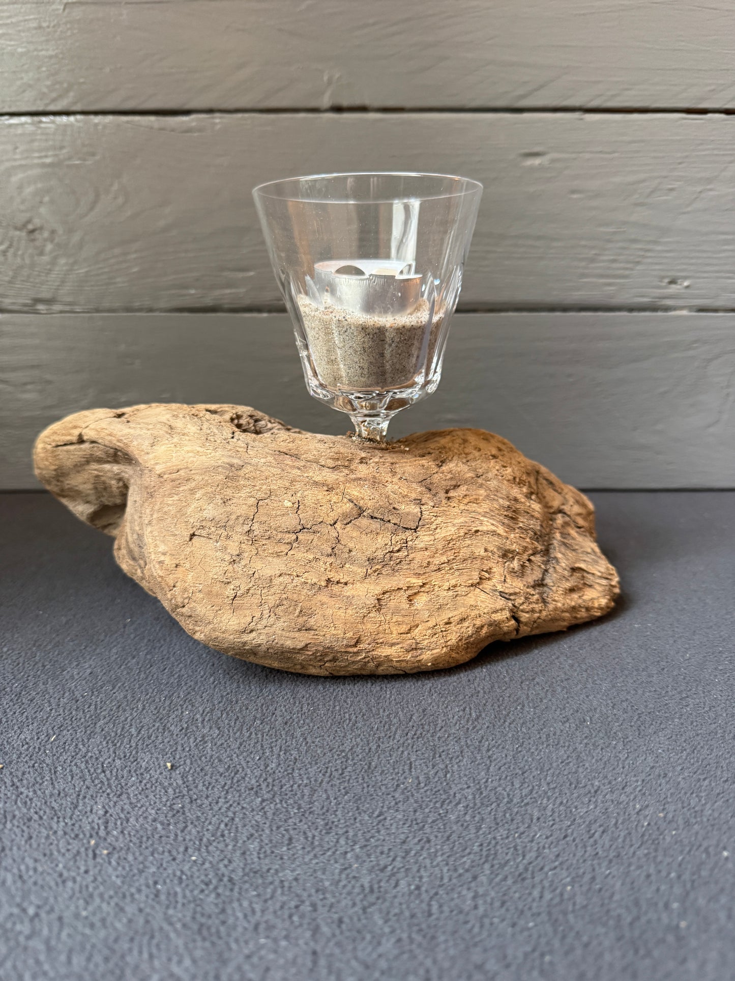 Handgefertigter Treibholz Kerzenhalter aus Olpenitz mit Glas und Ostseesand