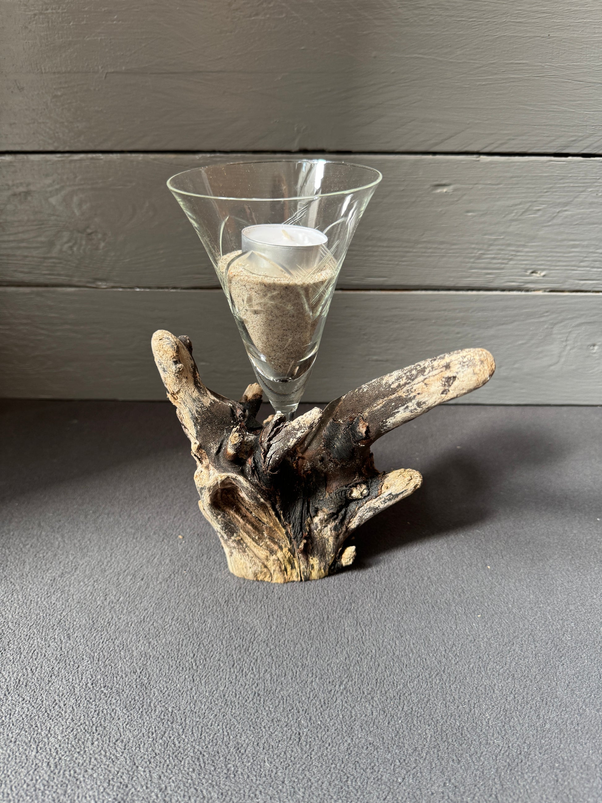 Handgefertigter Treibholz Kerzenhalter mit Glas und Ostseesand aus Schleswig-Holstein