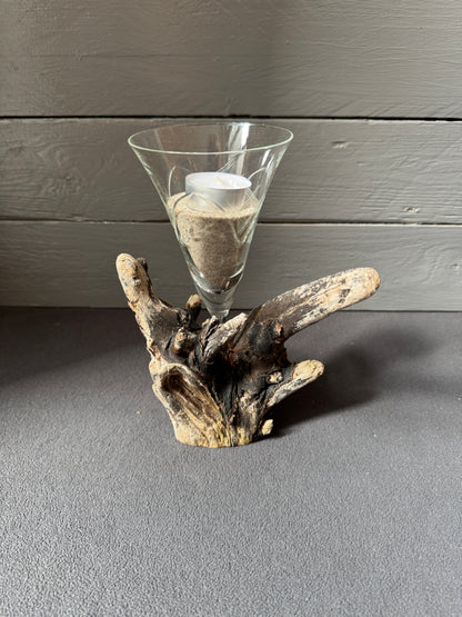 Handgefertigter Treibholz Kerzenhalter mit Glas und Ostseesand aus Schleswig-Holstein