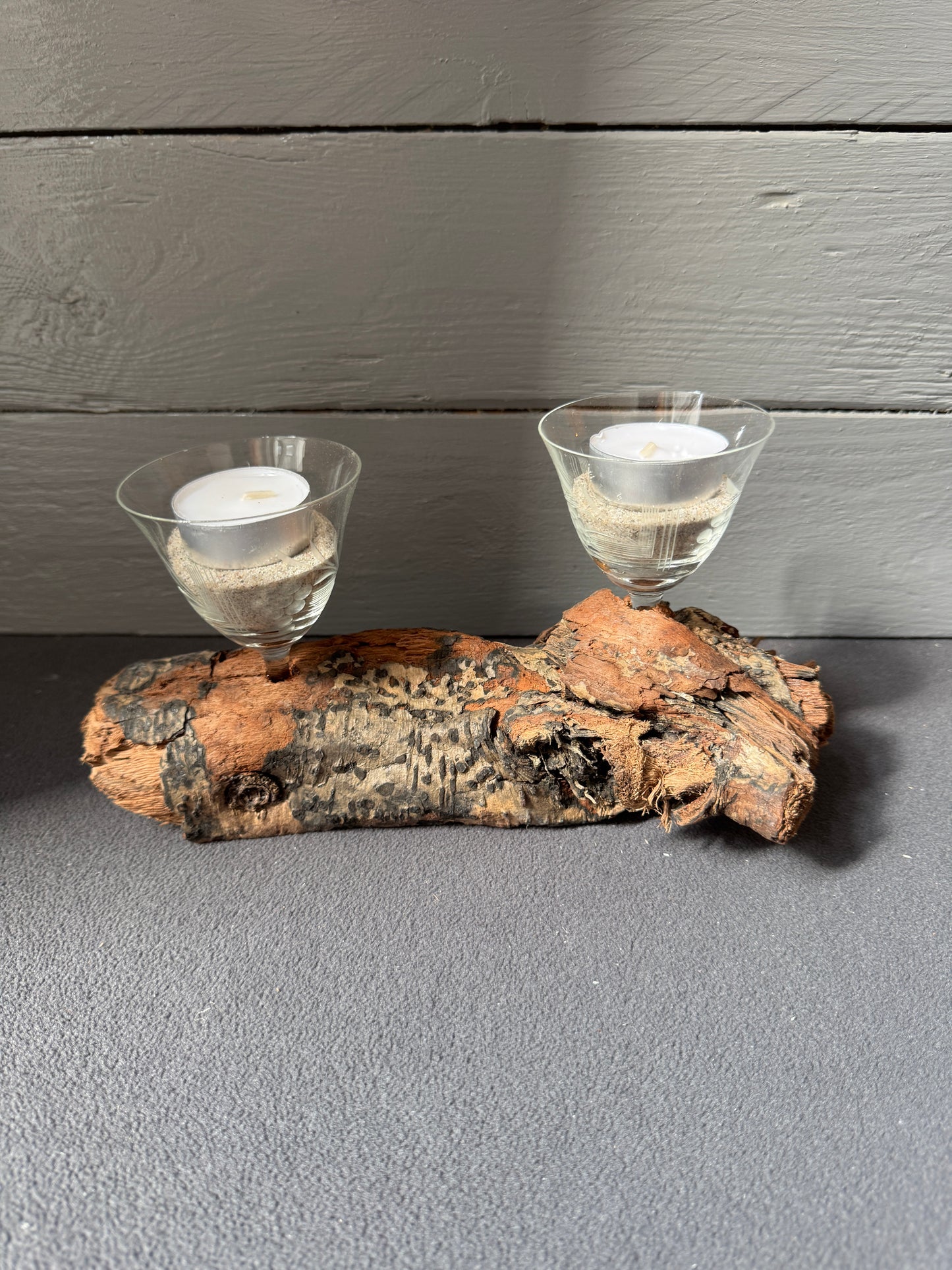 2-flammiger Treibholz Kerzenhalter aus Schwansen mit Glas und Ostseesand