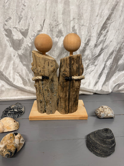 Rückansicht des Treibholz-Liebespaares „Herzenszeit“ aus natürlichem Treibholz auf recyceltem Holzsockel.