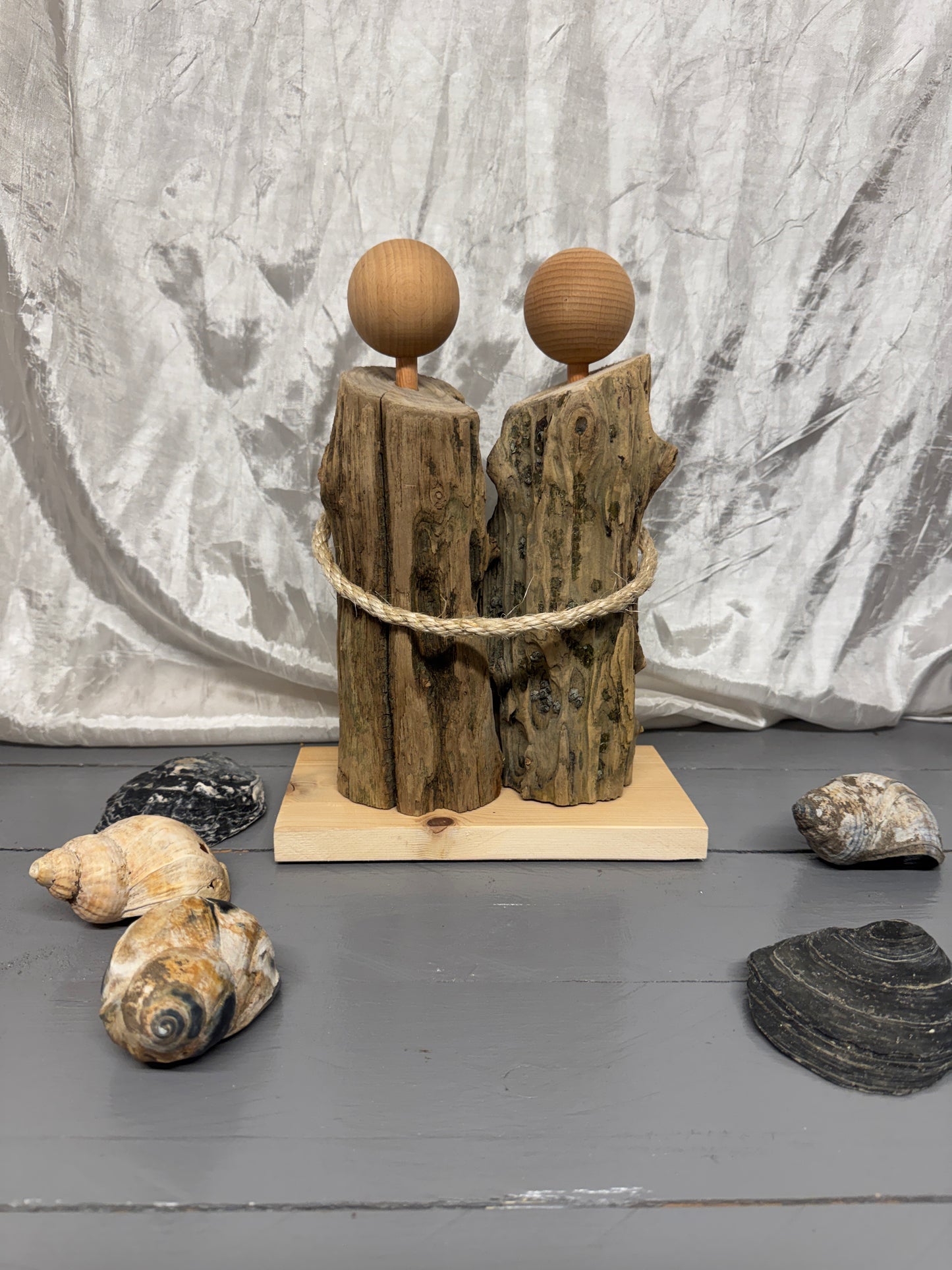 Handgefertigtes Treibholz-Liebespaar „Herzenszeit“ auf Holzsockel – Vorderansicht.