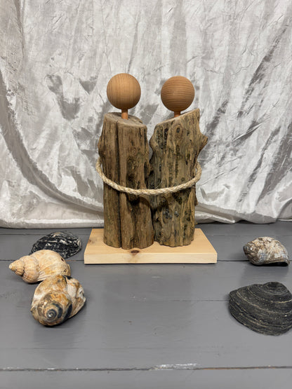 Handgefertigtes Treibholz-Liebespaar „Herzenszeit“ auf Holzsockel – Vorderansicht.