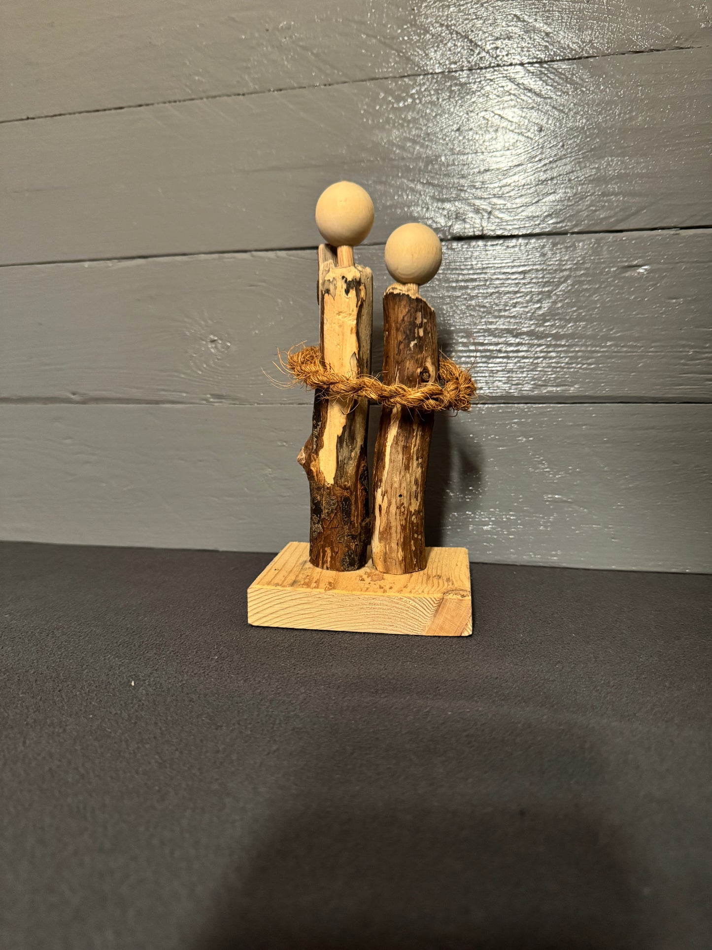 Handgefertigtes Treibholz-Liebespaar auf Sockel aus Palettenholz als Hochzeitsgeschenk