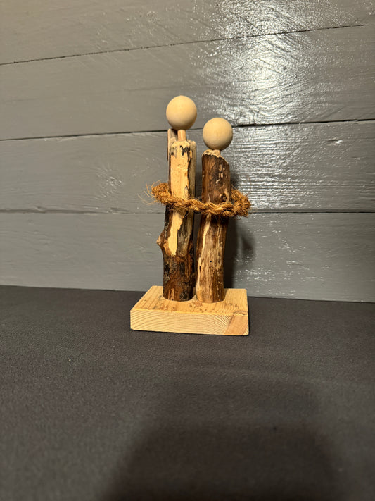 Handgefertigtes Treibholz-Liebespaar auf Sockel aus Palettenholz als Hochzeitsgeschenk