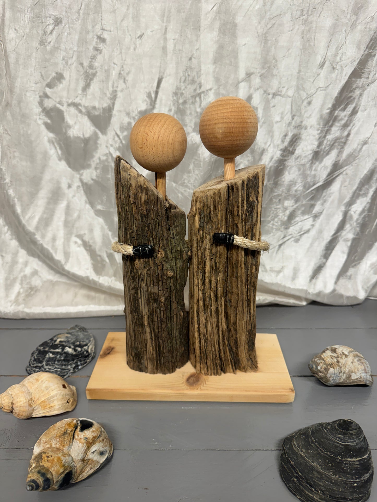 Rückansicht des Treibholz-Liebespaares „Küstenliebe“ aus Nordsee-Treibholz von Eiderstedt auf recyceltem Holzsockel.