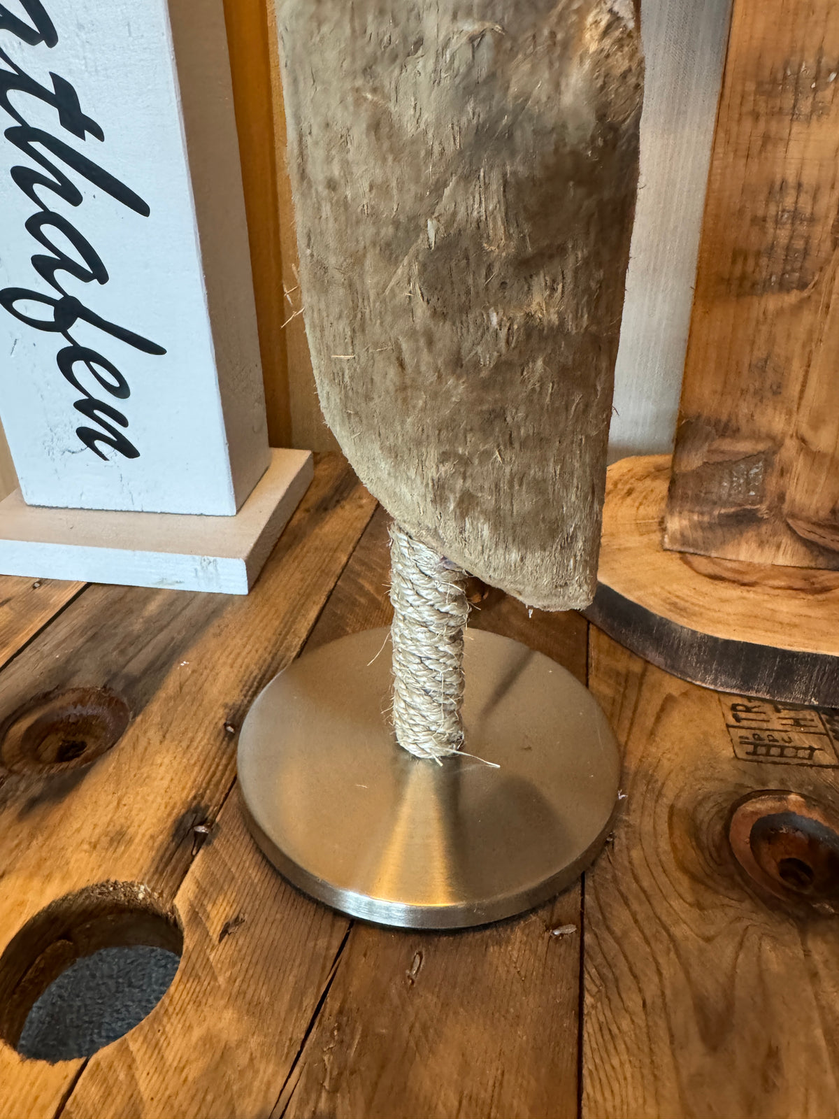 Detail der Treibholz-Stehlampe mit silberfarbenem Metallfuß und Sisalumwicklung