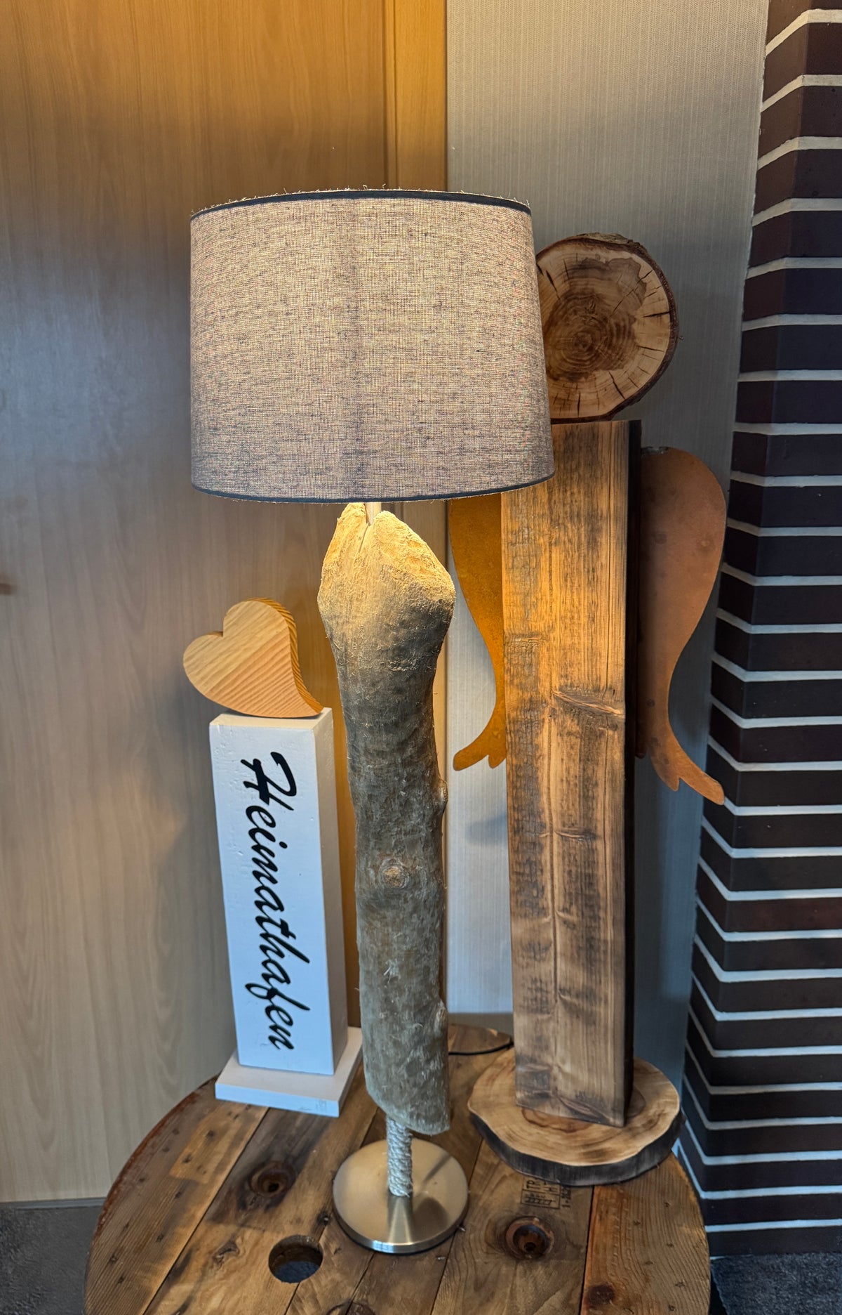 Handgefertigte Treibholz-Stehlampe aus Nordseeholz mit grauem Lampenschirm