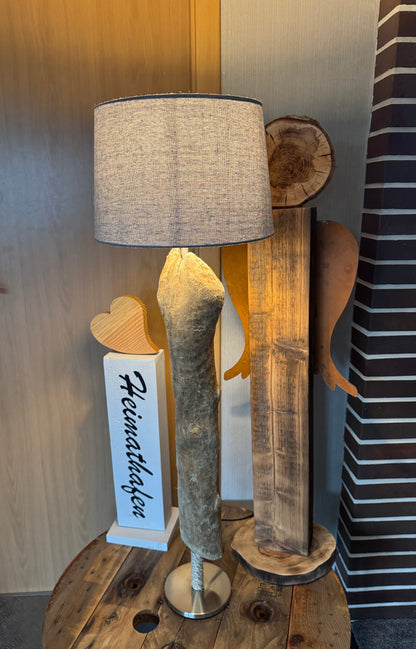 Handgefertigte Treibholz-Stehlampe aus Nordseeholz mit grauem Lampenschirm