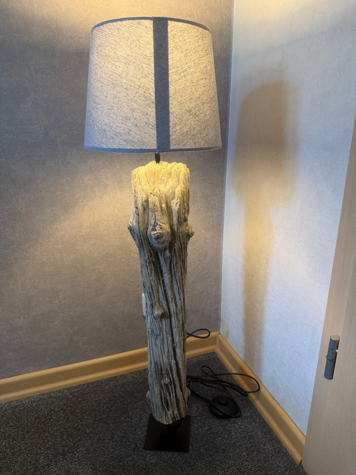 Rückansicht der Treibholz-Stehlampe mit natürlicher verwitterter Holzstruktur und dunkelgrauem Schirm