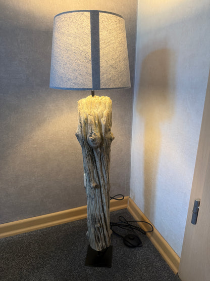 Rückansicht der Treibholz-Stehlampe mit natürlicher verwitterter Holzstruktur und dunkelgrauem Schirm