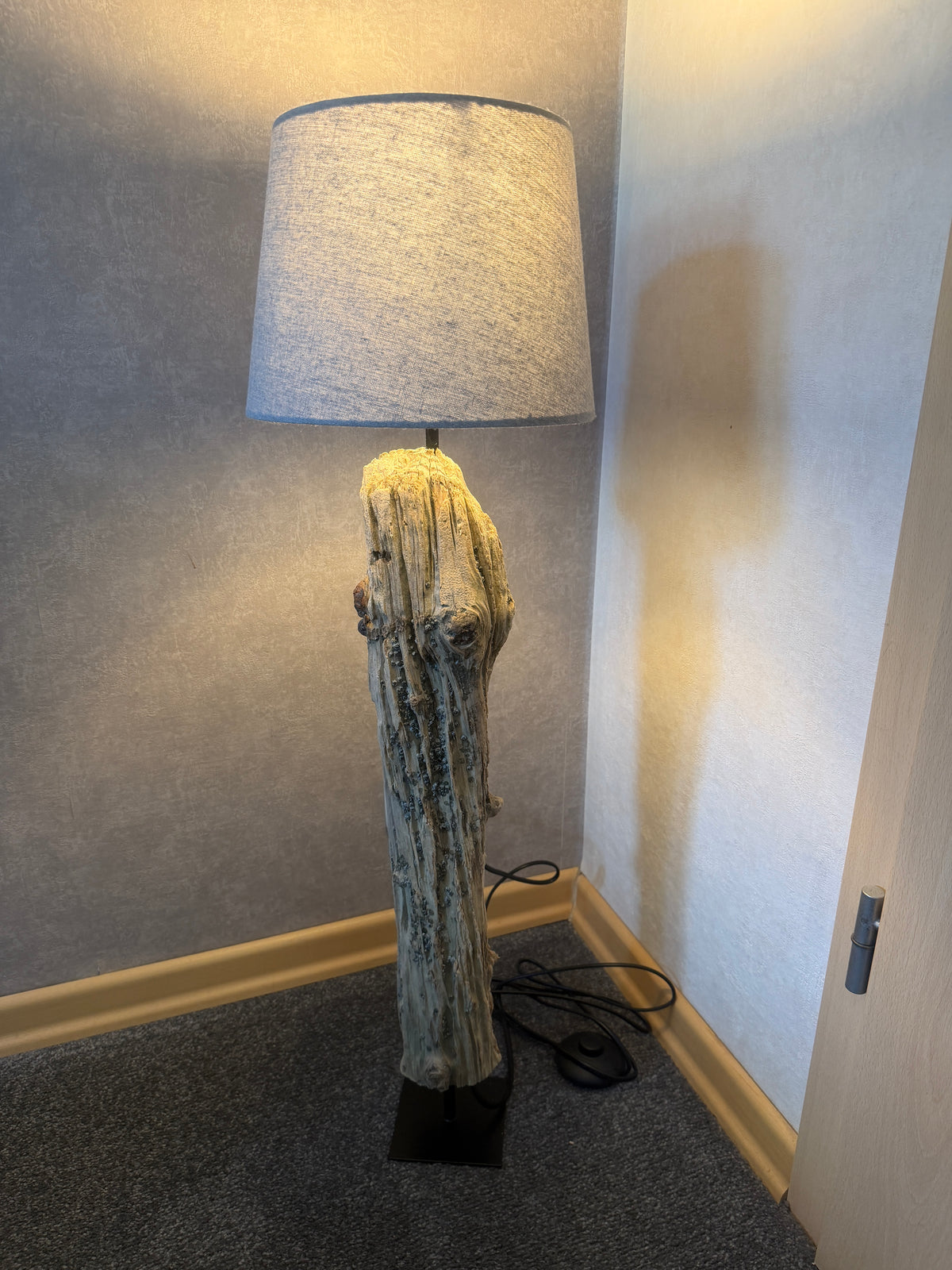 Seitliche Detailansicht der Nordsee-Treibholz-Stehlampe mit markanter natürlicher Holzstruktur
