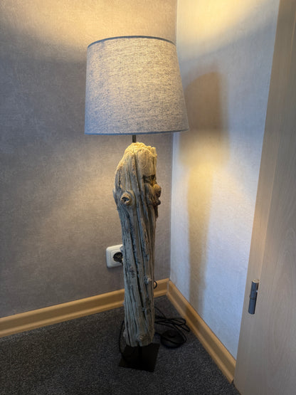 Seitliche Ansicht der handgefertigten Nordsee-Treibholz-Stehlampe mit dunkelgrauem Lampenschirm