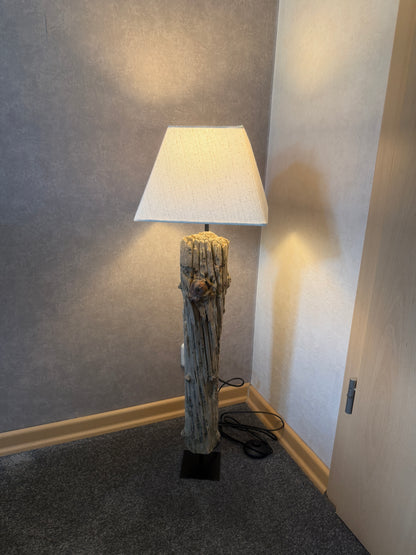 Nordsee-Treibholz-Stehlampe mit eckigem Lampenschirm in Beige und schwarz mattem Metallfuß