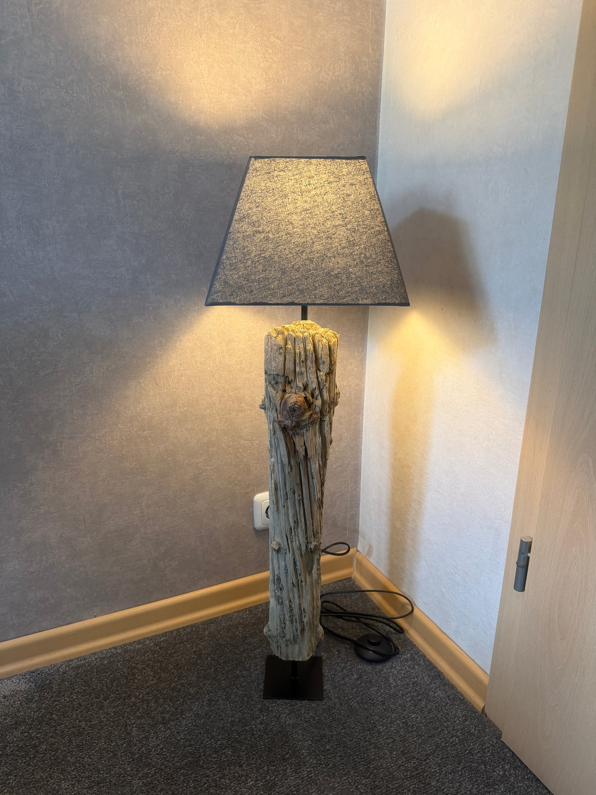 Maritime Treibholz-Stehlampe mit eckigem grauem Lampenschirm als handgefertigtes Unikat