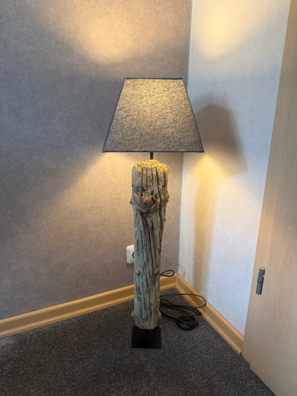 Maritime Treibholz-Stehlampe mit eckigem grauem Lampenschirm als handgefertigtes Unikat