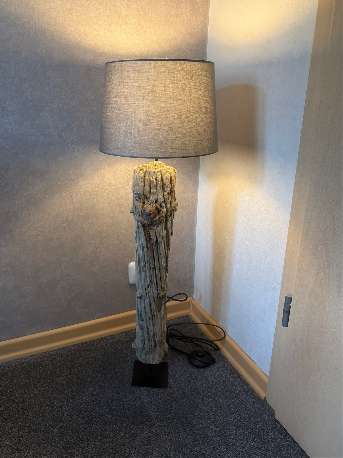 Treibholz-Stehlampe aus Nordseeholz mit rundem grauem Lampenschirm und schwarzem Metallfuß