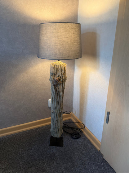 Treibholz-Stehlampe aus Nordseeholz mit rundem grauem Lampenschirm und schwarzem Metallfuß
