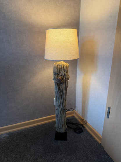 Maritime Treibholz-Stehlampe mit rundem Lampenschirm 24 cm in Beige aus echtem Nordseeholz
