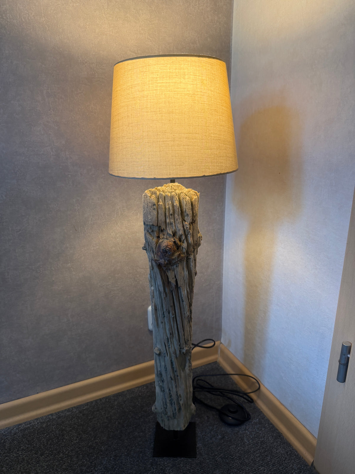 Handgefertigte Nordsee-Treibholz-Stehlampe mit rundem Lampenschirm 24 cm in Taupe