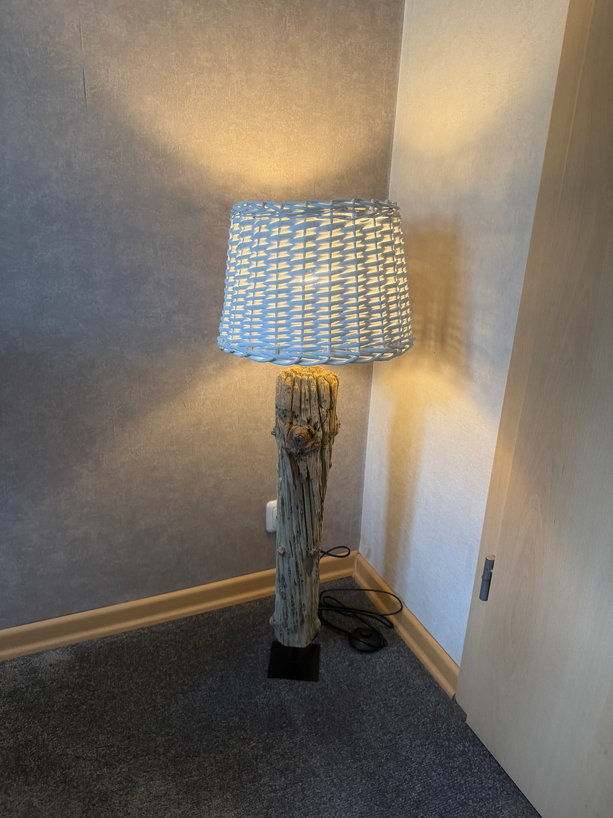 Handgefertigte Treibholz-Stehlampe aus Nordseeholz mit rundem Lampenschirm in Rattan i weiß