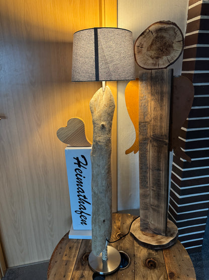 Rückansicht der Treibholz-Stehlampe mit natürlich geschwungenem Nordsee-Treibholz