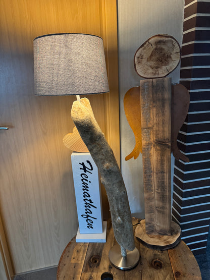 Treibholz-Stehlampe aus Nordseeholz mit grauem Lampenschirm von der linken Seite