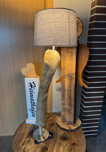 Handgefertigte Nordsee-Treibholzlampe mit grauem Lampenschirm von der rechten Seite