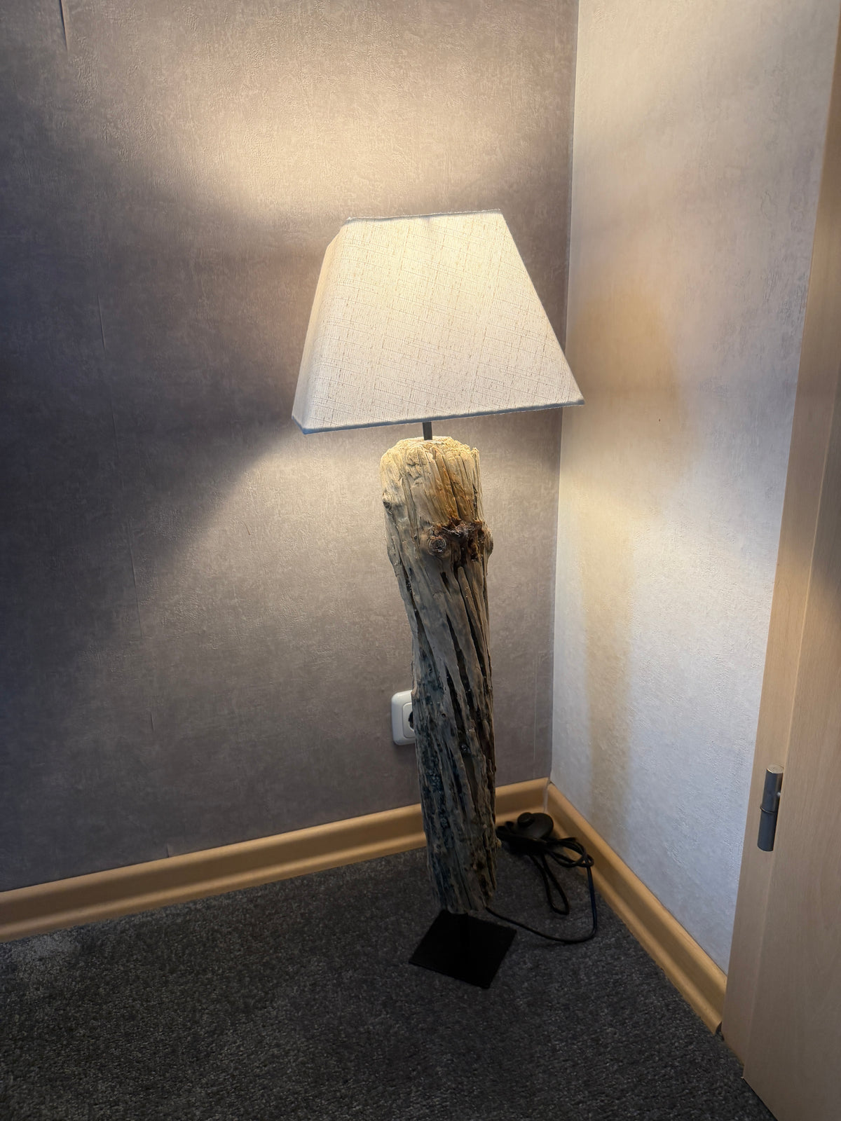 Maritime Treibholz-Stehlampe aus Nordseeholz mit eckigem Lampenschirm in Beige