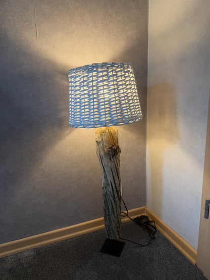 Handgefertigte Treibholz-Stehlampe Nordseelicht Deichblick mit weißem Rattan-Lampenschirm