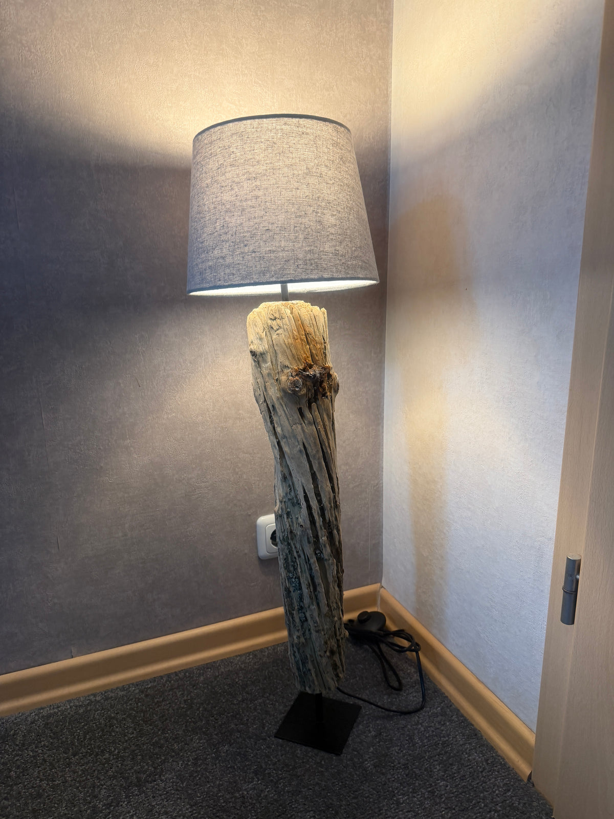 Handgefertigte Nordsee Treibholz-Stehlampe mit rundem Lampenschirm 24 cm in Grau