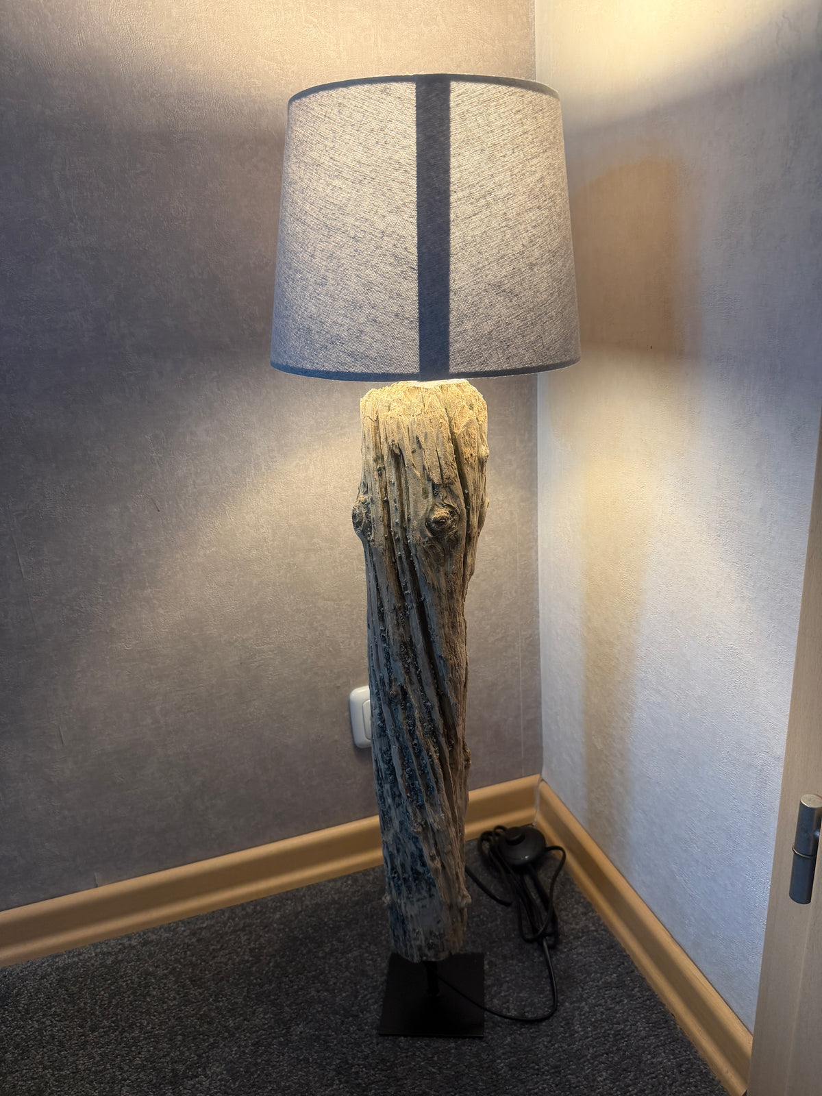 Treibholz-Stehlampe Nordseelicht Deichblick mit rundem Lampenschirm 28 cm in Grau Rückansicht