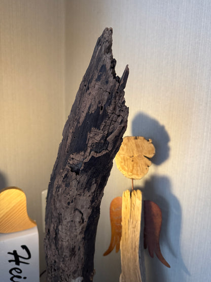 Detailansicht oben der handgefertigten Treibholz-Stehlampe „Ostseelicht Damp“ mit natürlichem Ostsee-Treibholz.