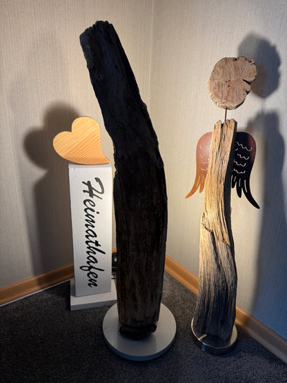Handgefertigte leuchtende Treibholz-Stehlampe „Ostseelicht Fischleger“ aus Ostsee-Treibholz mit zwei E14-Fassungen – Vorderansicht.