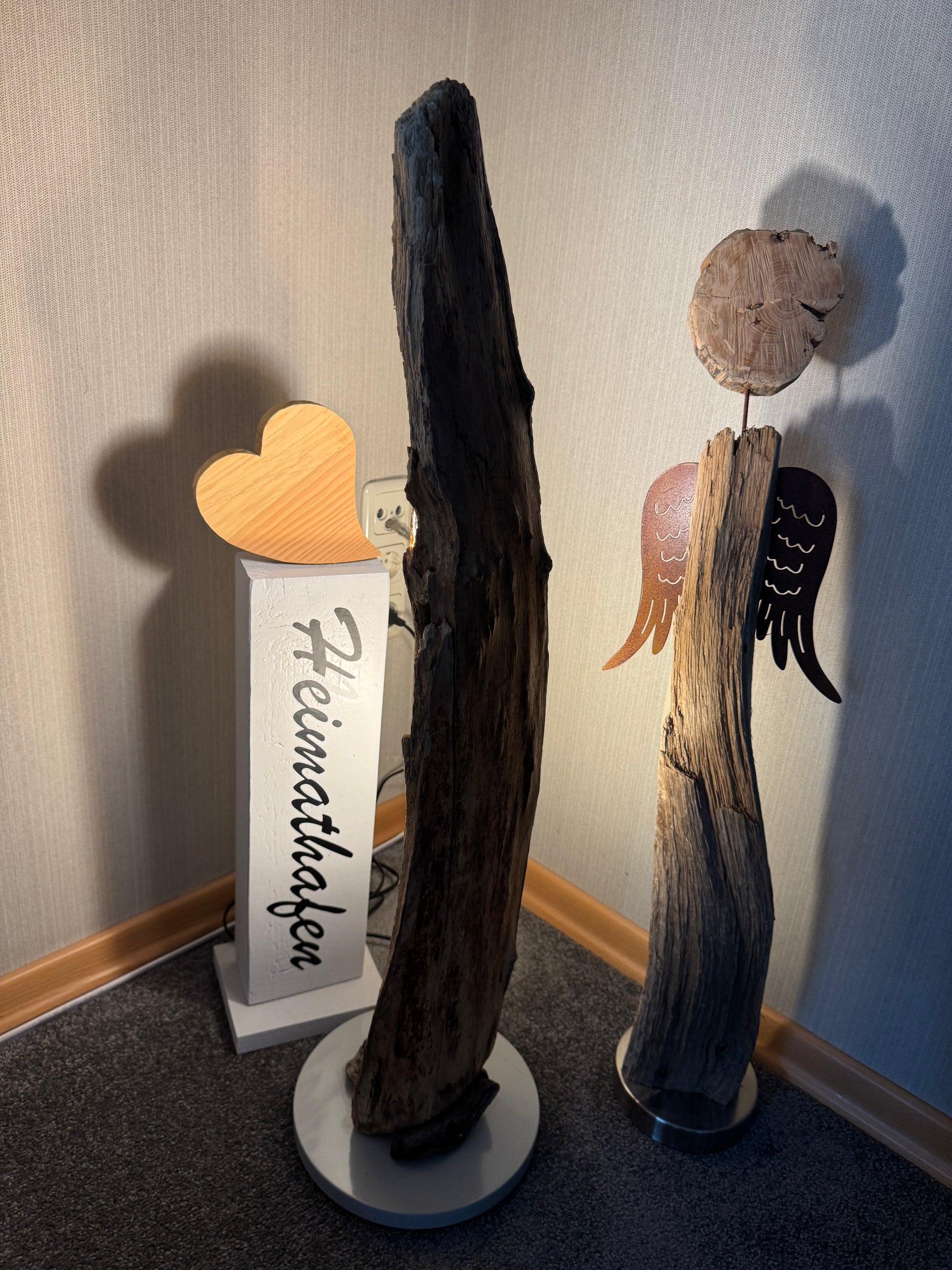 Linke Seitenansicht der Treibholz-Stehlampe „Ostseelicht Fischleger“ aus der Eckernförder Bucht.