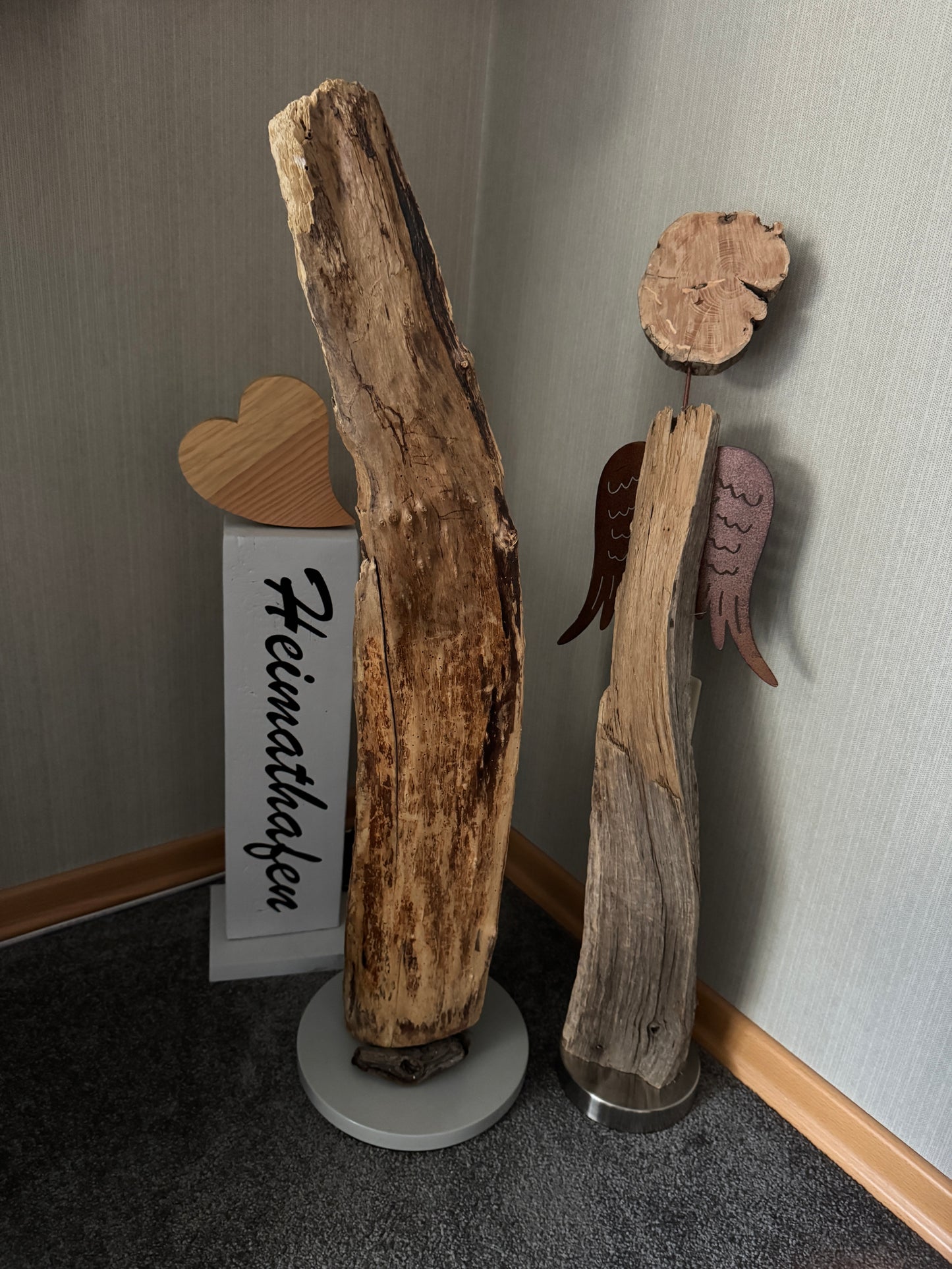 Handgefertigte Treibholz-Stehlampe „Ostseelicht Fischleger“ aus Ostsee-Treibholz mit zwei E14-Fassungen – Vorderansicht.