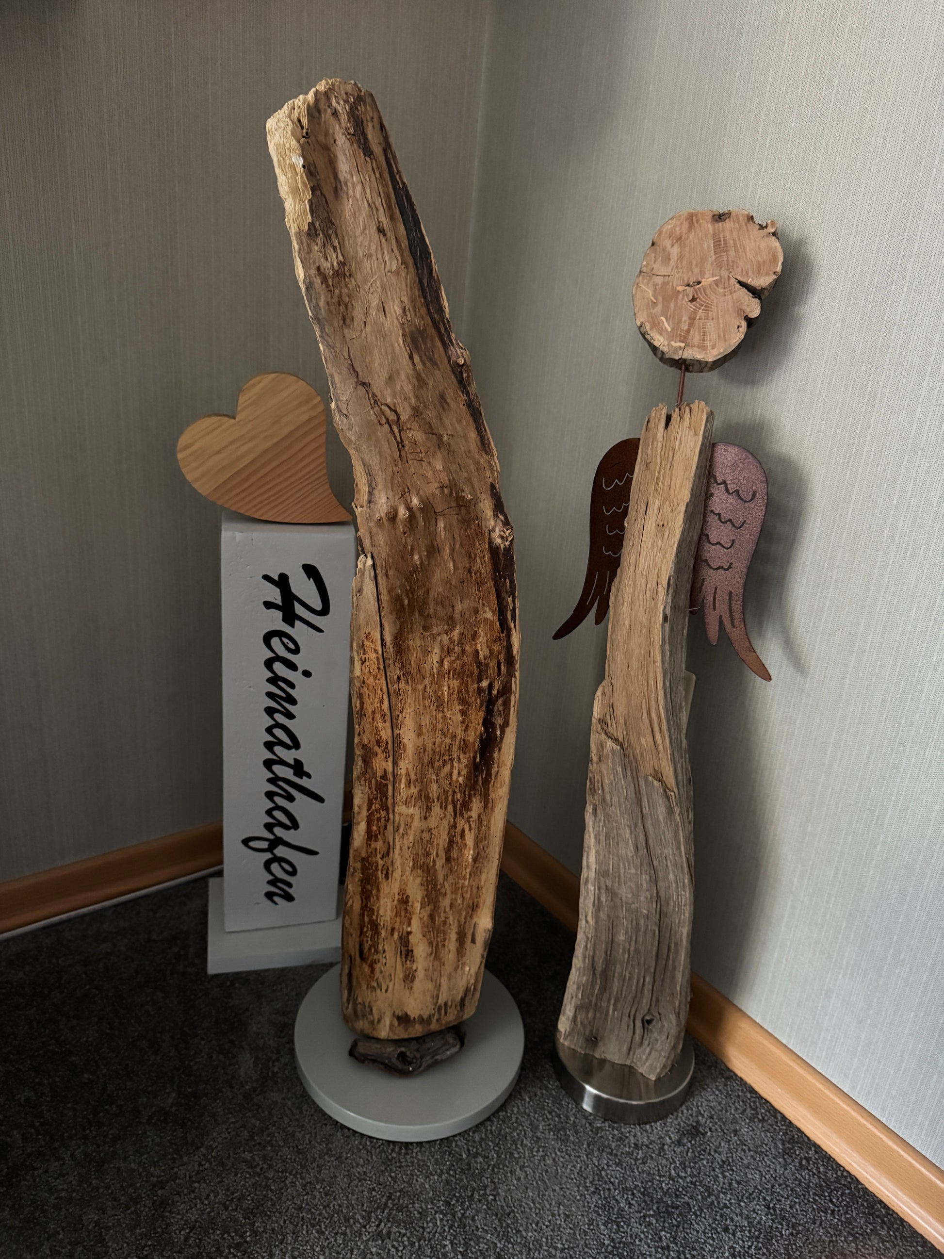 Handgefertigte Treibholz-Stehlampe „Ostseelicht Fischleger“ aus Ostsee-Treibholz mit zwei E14-Fassungen – Vorderansicht.