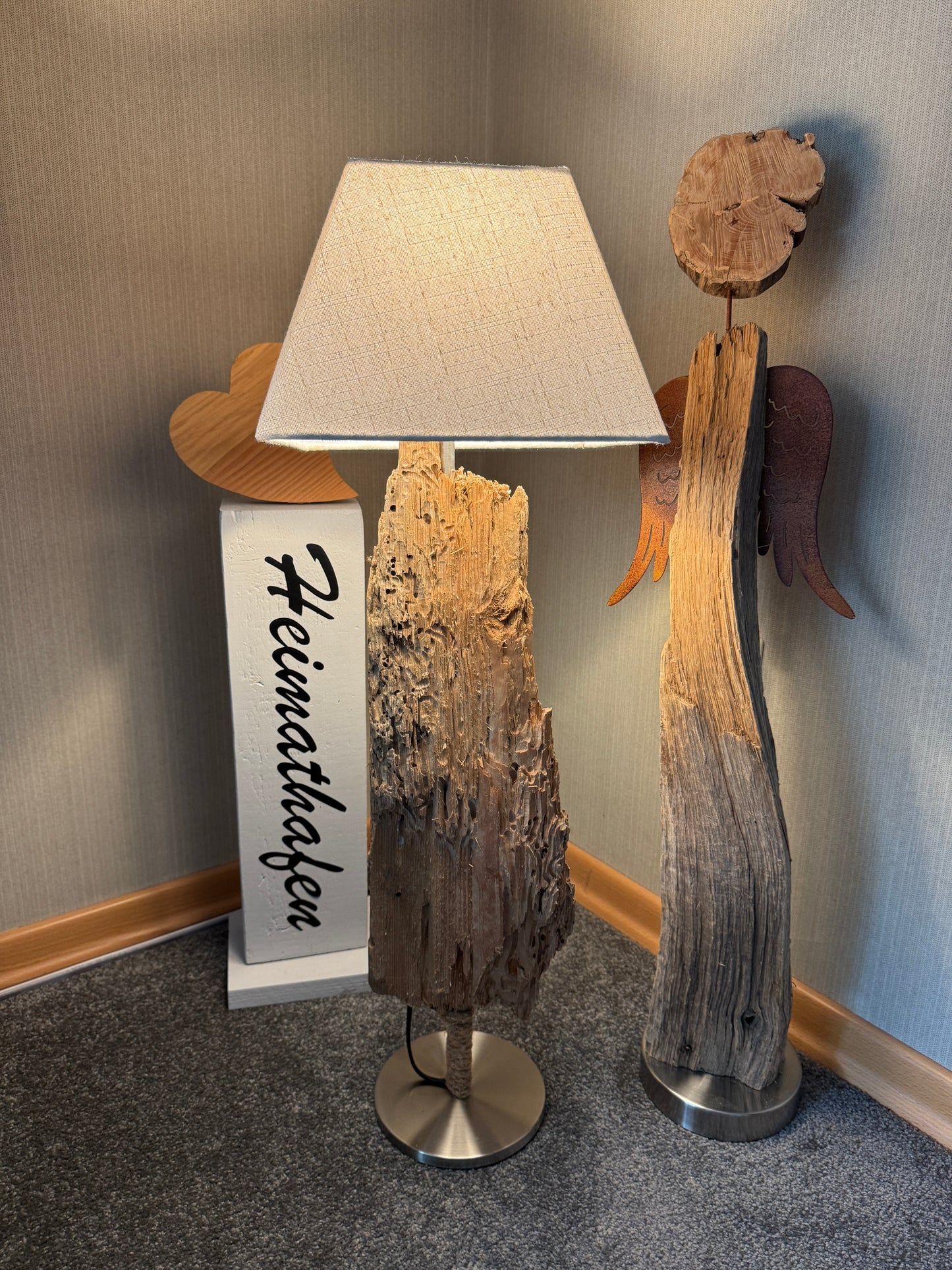 Ansicht der Treibholz-Tischlampe „Ostseelicht Muschelfund“ aus der Region Schwansen mit eckigem Lampenschirm in beige. 