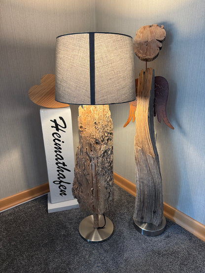 Rückansicht der handgefertigten Treibholz-Tischlampe „Ostseelicht Muschelfund“ mit natürlichem Ostsee-Treibholz und silberfarbenem Lampenfuß mit Sisalwicklung.