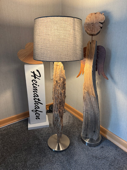 Linke Seitenansicht der Treibholz-Tischlampe „Ostseelicht Muschelfund“ aus der Region Schwansen mit Sisal umwickeltem Lampenfuß.