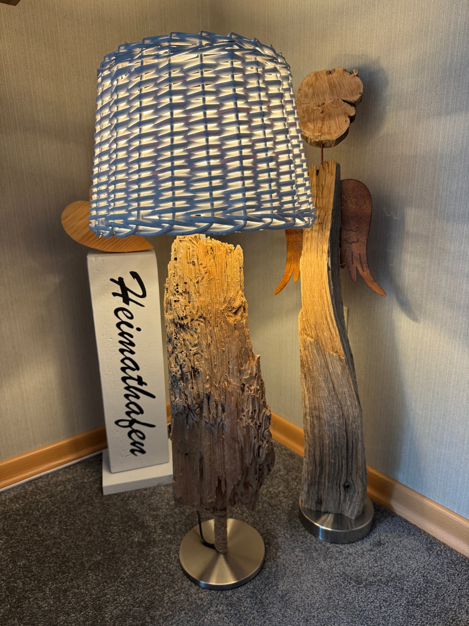 Handgefertigte Treibholz-Tischlampe „Ostseelicht Muschelfund“ aus Ostsee-Treibholz mit natürlichen Bohrmuschellöchern mit weißem Rattan Lampenschirm.