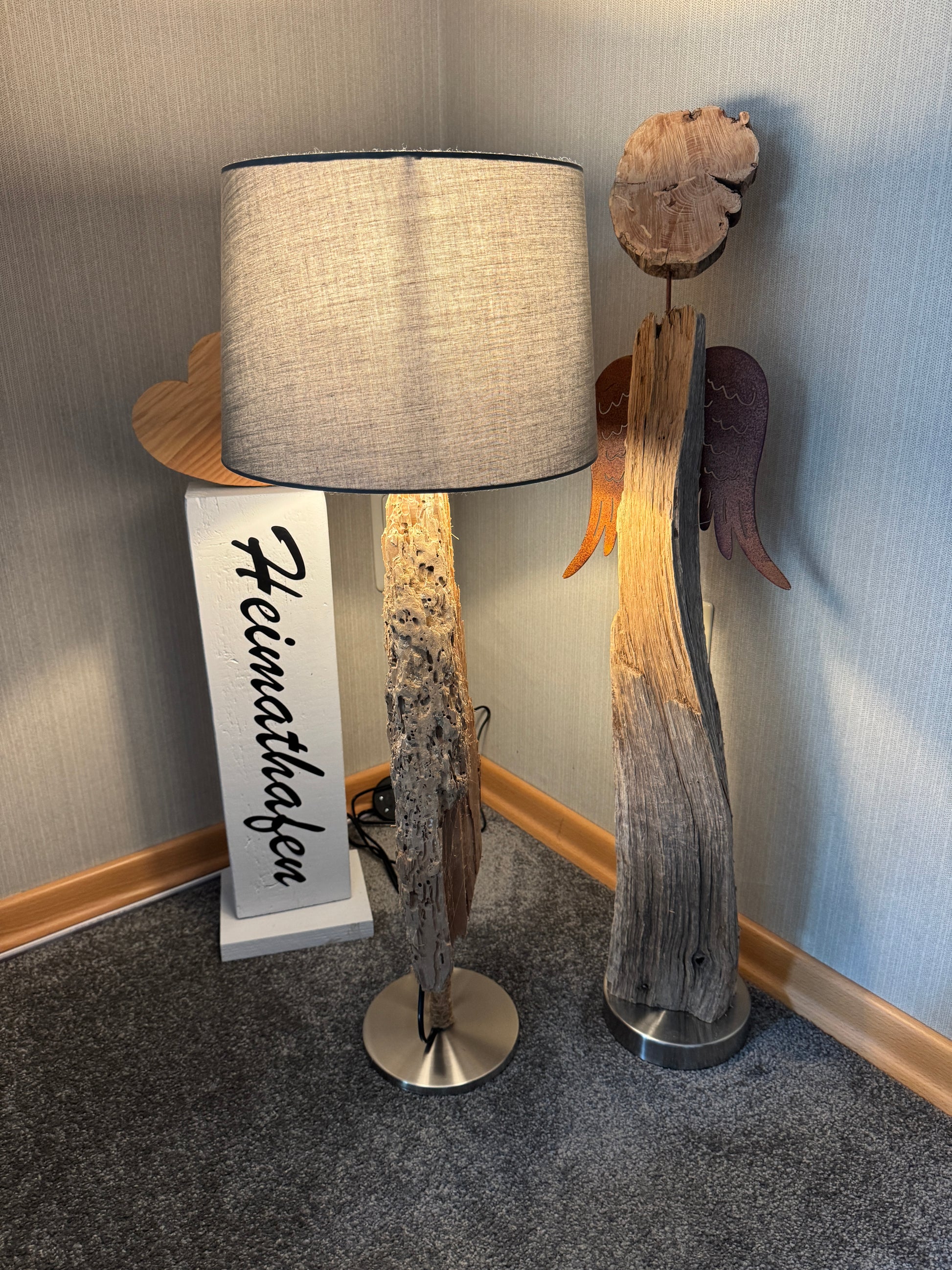 Rechte Seitenansicht der maritimen Treibholz-Tischlampe „Ostseelicht Muschelfund“ aus Schleswig-Holstein.
